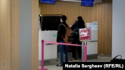 Sandu Bălan, părăsind ţara, la Aeroportul din Chișinău