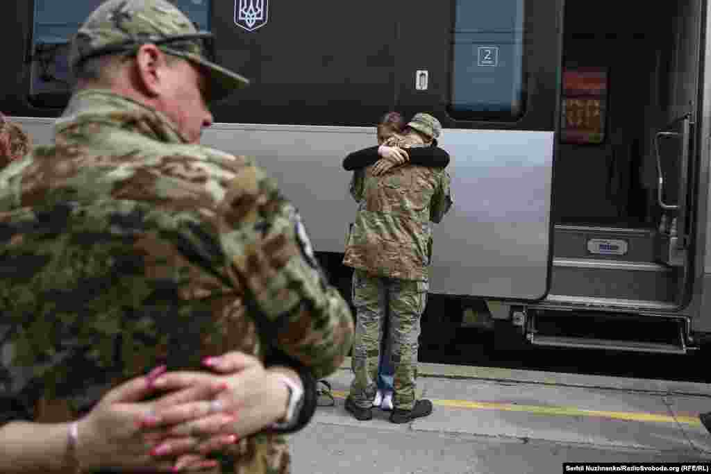 28 апреля командующий ВСУ предупредил, что ситуация для украинских войск на востоке ухудшилась: Россия атакует «по всей линии фронта» и достигает «определённых тактических успехов», вынуждая украинские войска отступать на новые оборонительные позиции
