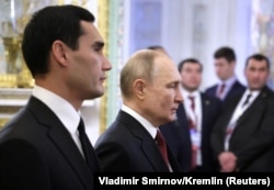 Бердымухамедов (слева) и Путин во время визита глав государств СНГ в Санкт-Петербург, 26 декабря 2023 года.