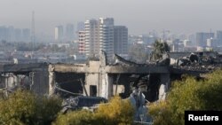 Pogled na oštećenu zgradu nakon raketnih napada u Erbilu, Irak, 16. januara 2024.