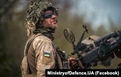 Боєць Збройних сил України з кулеметом