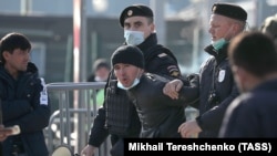 Сотрудники полиции задержали мигранта. Иллюстративное фото. 