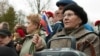 Празднование Дня Победы во Второй мировой войне. Люди возлагают цветы к памятнику «Бронзовому солдату» на Военном кладбище Таллинна (фото иллюстративное)
