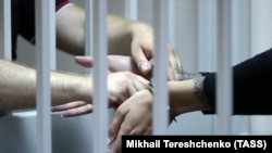 Російські силовики затримали активістів напередодні після обшуків у їхніх будинках