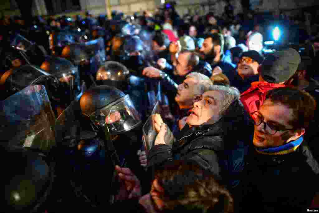 Вечером мирная акция переросла в стычки с полицией. Фото — Zurab Javakhadze (Reuters).