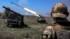 Українські військовослужбовці стріляють з малих реактивних систем залпового вогню по позиціях армії РФ поблизу лінії фронту в Запорізькій області, 19 серпня 2023 року 