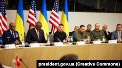 Президент України Володимир Зеленський (посередині) під час попереднього засідання Контактної групи з питань оборони України у форматі «Рамштайн». Штаб-квартирі НАТО. Брюссель, Бельгія, 11 жовтня 2023 року