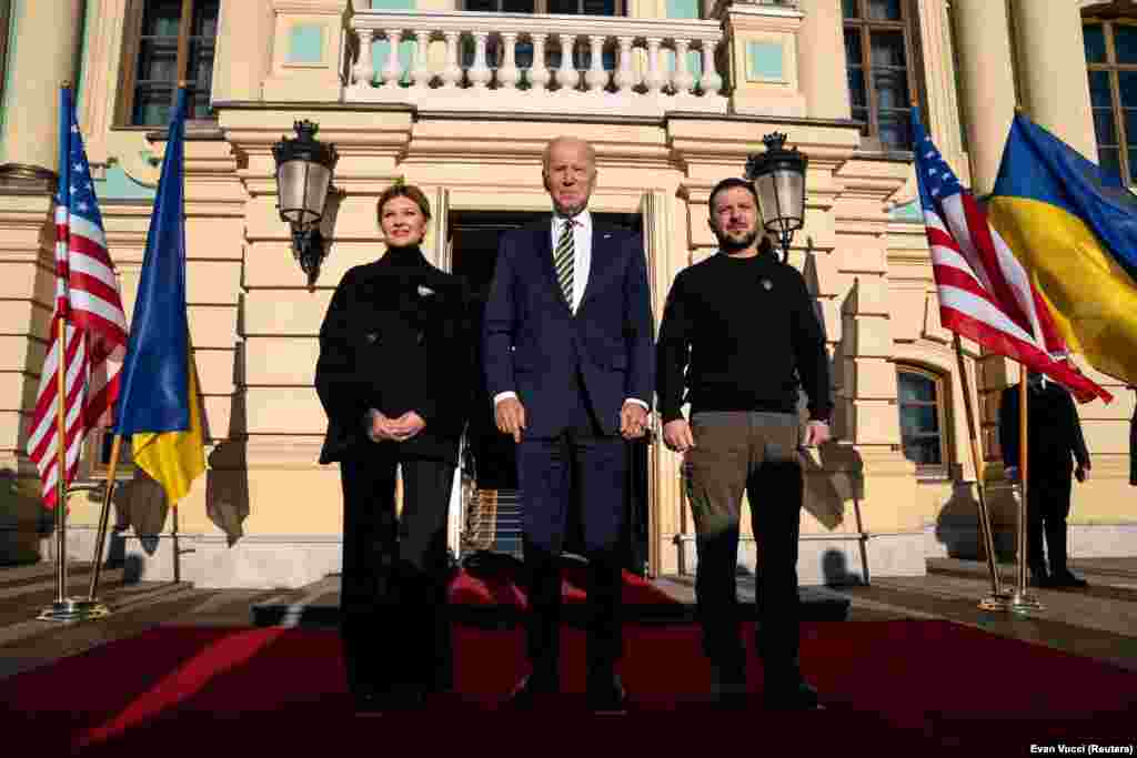 Президент Сполучених Штатів Джо Байден (у центрі) позує з президентом України Володимиром Зеленським (праворуч) та Оленою Зеленською в Маріїнському палаці під час його неоголошеного візиту до Києва 20 лютого 2023 року. Візит відбувся за кілька днів до першої річниці повномасштабного вторгнення Росії в Україну