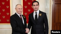 Türkmenistanyň prezidenti Serdar Berdimuhamedow Russiýanyň prezidenti Wladimir Putin bilen. Arhiw suraty 
