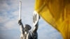 У Києві підняли прапор України з «особливими словами й підписами», залишеними українськими захисниками та захисницями
