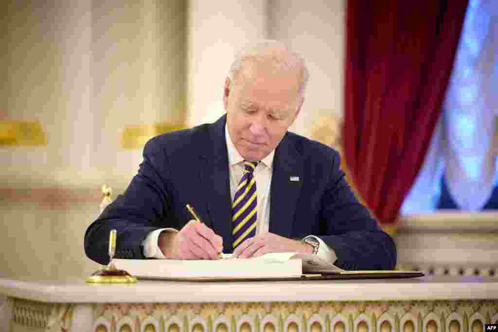 Президент США розписується в книзі гостей Маріїнського палацу, офіційної резиденції президента України