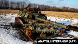 Знищений Силами оборони України танк армії РФ на пшеничному полі. Харківщина, 22 лютого 2023 року (фото ілюстративне)