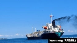Иностранное судно-газовоз в акватории Керченского морского торгового порта