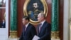 Рускиот претседател Владимир Путин и кинескиот претседател Си Џинпинг пристигнуваат на церемонијата на потпишување во Кремљ во Москва, Русија на 21 март 2023 година.