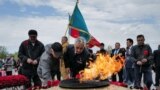 Среди тех, кто возлагал цветы к Вечному огню, было много воинов-интернационалистов, а также ликвидаторов Чернобыльской катастрофы, которые собрались у монумента с раннего утра.