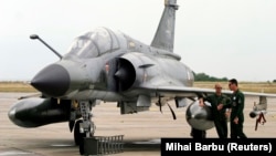Piloți francezi lângă un avion de luptă Mirage. (fotografie de arhivă)