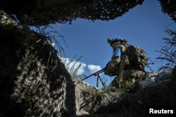 Військовослужбовець 3-ї ОШБр проводить розвідку поблизу Бахмуту, 7 вересня 2023 року