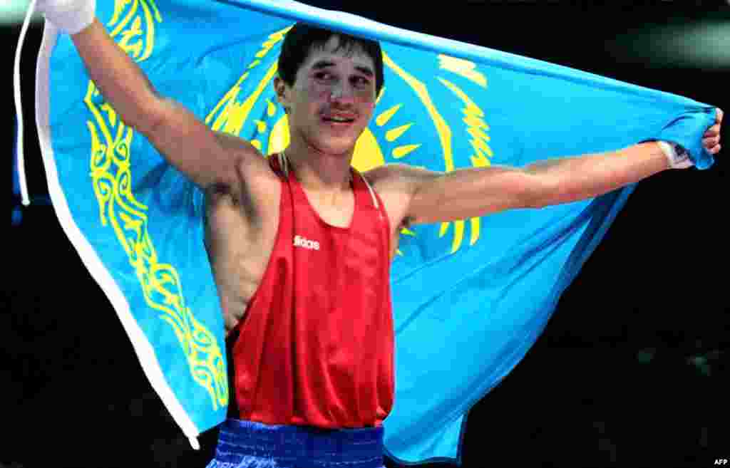 Боксёр Бекзат Саттарханов (57 килограммов) стал чемпионом Олимпиады в Сиднее в 2000 году. Ему было 20 лет. 31 декабря 2000 года Саттарханов погиб в дорожной аварии возле Шымкента