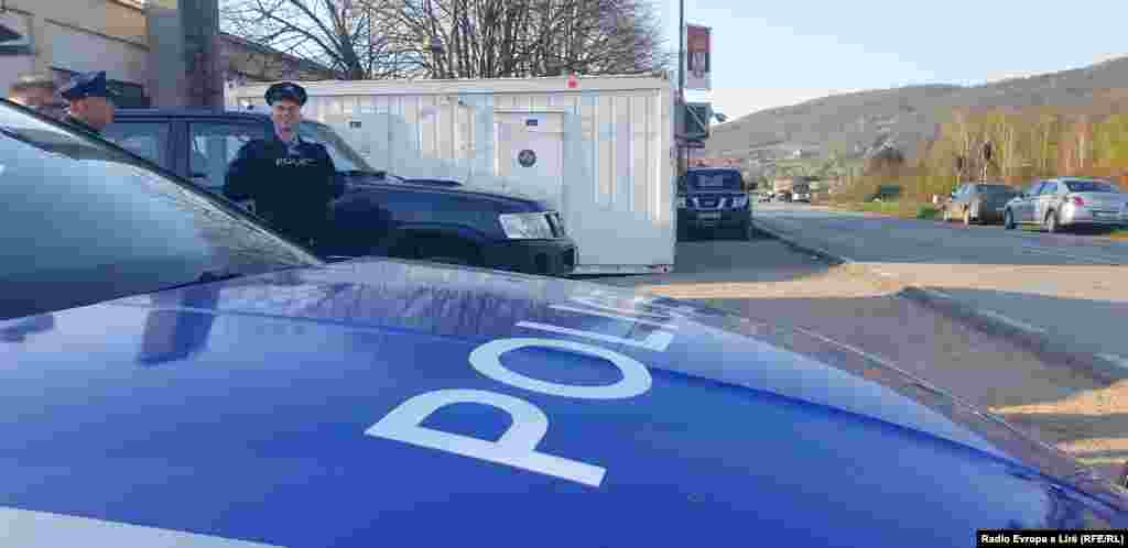 Kosovska policija je takođe prisutna na biračkom mjestu u Leposaviću.