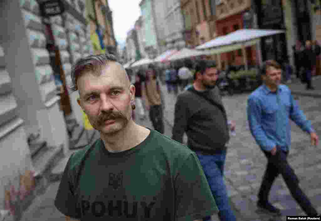 Опитування, проведене соціологічною організацією Rating Group, показало, що приблизно 68% респондентів повідомили, що член їхньої сім’ї чи друг воював або зараз воює Олександр Ябчанка каже, що люди, які близькі до когось, хто воює, мають зазвичай більш реалістичний погляд на війну. Він стурбований тим, що багато чоловіків військового віку, якщо їх призвуть, не будуть готові до реальності запеклого ближнього бою та потужного артилерійського вогню 