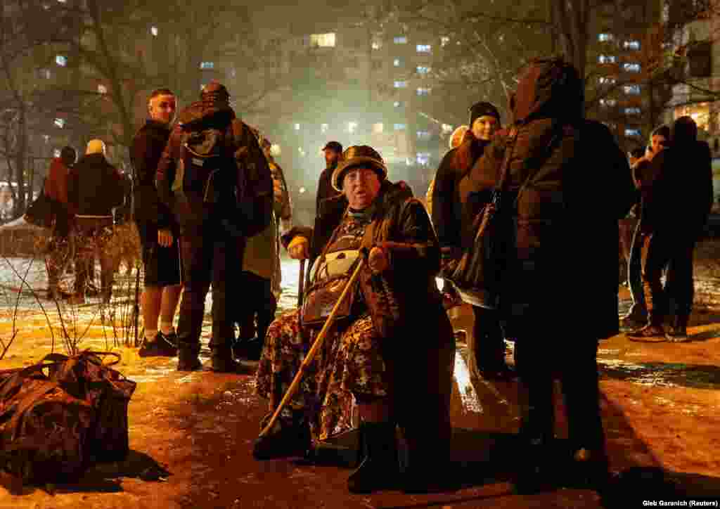 Жители возле многоквартирного дома, повреждённого ранним утром после запуска Россией баллистических ракет. Киев, 13 декабря 2023 года. Украинские власти сообщили в Telegram'е, что военные сбили 10 баллистических ракет, направленных на столицу 