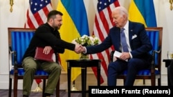 Президент України Володимир Зеленський і президент США Джо Байден (праворуч). Париж, 7 червня 2024 року