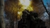 Українські військовослужбовці ведуть вогонь із самохідної гаубиці 2С5 «Гіацинт-С» по російських військах біля Бахмута, 5 березня 2023 року.