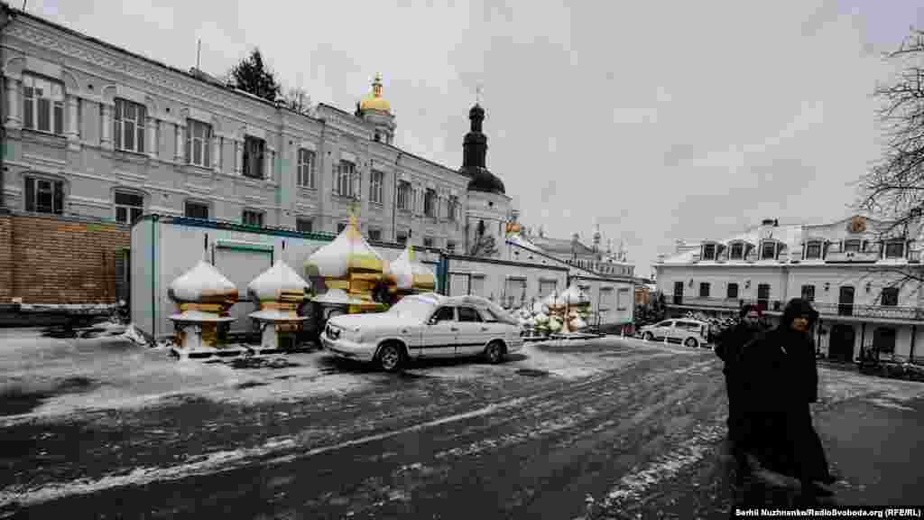 Куда девали иконы &ndash; не рассказывают, однако священники УПЦ (МП) не скрывают, что планируют вывезти &ndash; цитата: &laquo;все, что можно вывезти&raquo;