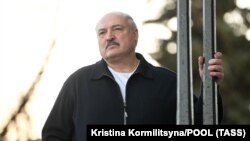 Президент Білорусії Олександр Лукашенко перед початком зустрічі з президентом Росії Володимиром Путіним у Кремлі. Квітень 2024 року
