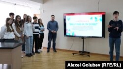 Membri ai Consiliului Național al Elevilor prezintă rezultatele sondajului privind bullyingul în școli, martie 2024. Potrivit sondajului, la care au participat circa 20.000 de tineri, peste 60% din elevii din R. Moldova au fost martori la situații de bullying în școală.
