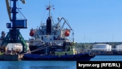 Иностранное судно-газовоз в Керченском морском торговом порту 