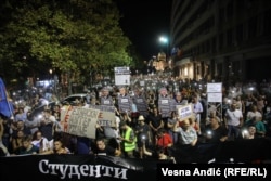 Після двох масових розстрілів у травні, демонстранти на акції протесту «Сербія проти насильства» йдуть до штаб-квартири державного мовника країни в столиці Белграді 26 серпня. (Весна Андич, Балканська служба Радіо Свобода)