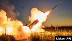 Бійці батальйону ЗСУ «Вовки Да Вінчі» ведуть вогонь по позиціях армії РФ із трофейної російської термобаричною ракетної установки ТОС-1А «Солнцепьок», ілюстративне фото