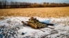 Знищений Силами оборони України танк армії РФ на пшеничному полі. Харківщина, 22 лютого 2023 року