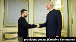 Прем’єр-міністр Латвії Кріш’яніс Каріньш (п) і президент України Володимир Зеленський, архівне фото, березень 2023 року