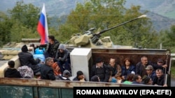 Nagorno-Karabakh - Ethnic Armenians pass through a Russian checkpooint as they flee Karabakh for Armenia, 26 September 2023.