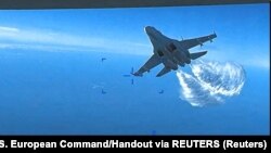 Російський літак Су-27 скидає паливо на безпілотний літак розвідки ВПС США MQ-9 над Чорним морем, намагаючись, очевидно, засліпити або пошкодити його, 14 березня 2023 року. Скріншот з відео 