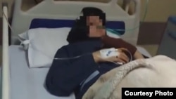 تصویری آرشیوی از یک دانش‌آموز دختر روی تخت بیمارستانی در قم پس از مسموم شدن در مدرسه
