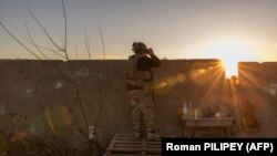 Український військовослужбовець 123-ї бригади територіальної оборони спостерігає за районом річки Дніпро на Херсонщині, 6 листопада 2023