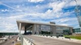 Здание пассажирского терминала международного аэропорта Донецка имени Сергея Прокофьева через несколько недель после его открытия. Июнь 2012 года