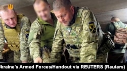 Головнокомандувач ЗСУ Валерій Залужний із патч-наліпкою «Бейбі Йода» (Ґроґу) на бронежилеті. Скріншот з відео, яке було оприлюднене 19 червня 2023 року 