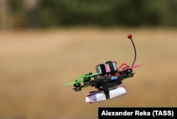 FPV дрон со лажен товар за време на курсот.