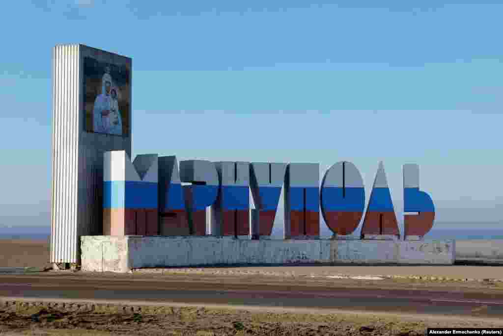 Стела Маріуполя, розфарбована в кольори російського прапора. 10 лютого 2023 року. Раніше стелу фарбували в синьо-жовті кольори українського прапора 