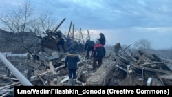 Рятувальники працють на місці російського обстрілу у місті Покровськ Донецької області, Україна, 6 січня 2024 року. Фото ілюстративне