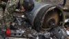 Вибухотехнік працює біля залишків ракети, ймовірно, виробництва КНДР у центрі Харкова, Україна, 2 січня 2024 року