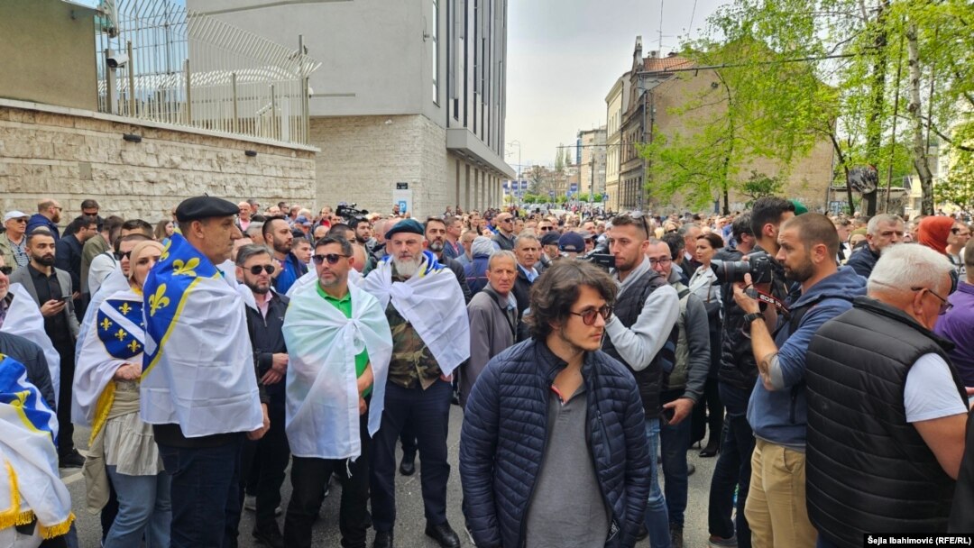 Okupljeni ispred Parlamenta FBiH, 28. april 2023.