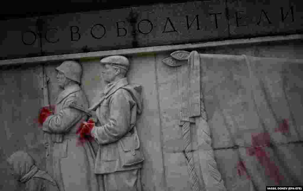 Болгариянын баш калаасы Софиядагы Экинчи дүйнөлүк согуштагы советтик аскерге коюлган эстеликке кызыл боёк сүртүп кетишкен. 2022-жылы Орусия Украинага басып киргенден бери болгарлар украин элине тилектештигин билдирип келет. 31-май, 2023-жыл. (EPA-EFE/VASSIL DONEV)