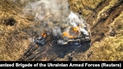 Знищений російський танк біля міста Вугледару на Донеччині. Світлину оприлюднила 5 листопада пресслужба 72-ї окремої механізованої бригади ЗСУ імені Чорних Запорожців 