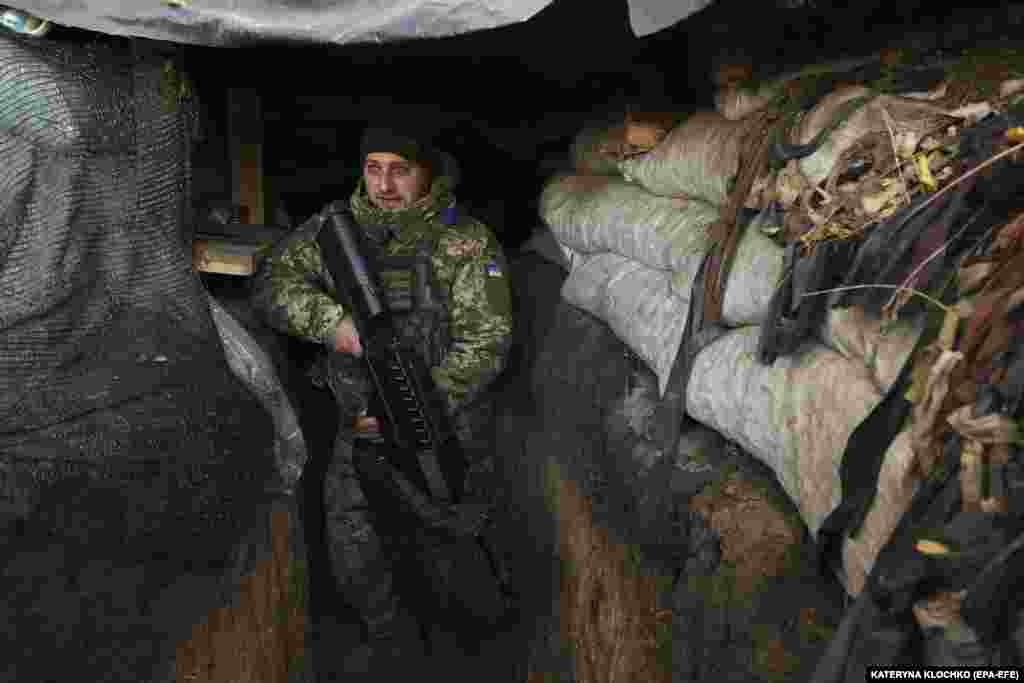 Український військовий із протидроновою рушницею на Запорізькому напрямку.