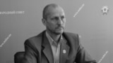 Олег Попов, 1972-2023.<br />
<br />
Попов родился в Луганской области Украины. Владел бизнесом по производству трикотажных изделий. Примкнув к поддерживаемым Россией сепаратистам, он стал де-факто депутатом &laquo;парламента&raquo; квазигосударственного образования на контролируемой сепаратистами территории Луганской области.<br />
<br />
В сентябре 2022 года в Сети появилась информация о его &laquo;смерти&raquo;. Это был фейк. Позже сепаратистские власти заявили, что намеренно распространили новость, чтобы раскрыть заговор с целью убийства. В декабре 2023 года Попов был <a href="https://dt1iez06wq734.cloudfront.net/a/v-luganske-vzorvan-avtomobilj-deputata-lnr-olega-popova/32717923.html" target="_blank">убит </a>в Луганске. По <a href="https://www.pravda.com.ua/eng/news/2023/12/6/7431918/" target="_blank">сообщениям</a>, спрятанное в его машине взрывное устройство привела в действие группа украинских спецназовцев<br />
&nbsp;